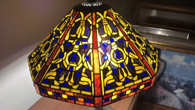Tiffany-Style Leaded Glass Table Lamp with Tree-Trunk Base - detail