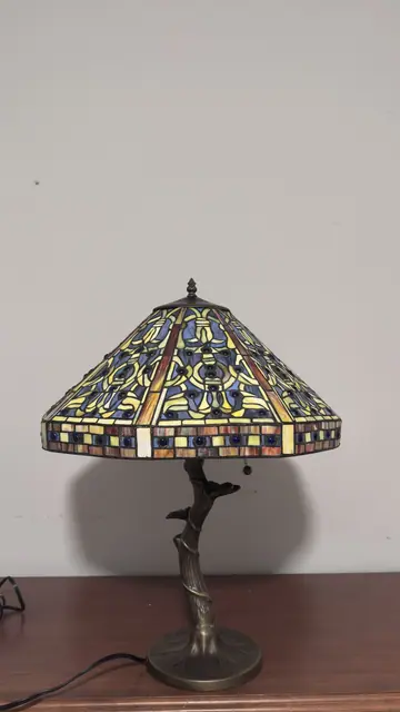 Tiffany-Style Leaded Glass Table Lamp with Tree-Trunk Base - detail