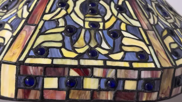 Tiffany-Style Leaded Glass Table Lamp with Tree-Trunk Base - detail