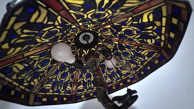 Tiffany-Style Leaded Glass Table Lamp with Tree-Trunk Base - detail