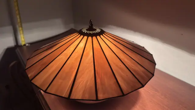 Tiffany-Style Marbled Glass Table Lamp with Ceramic Base - detail