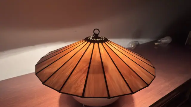 Tiffany-Style Marbled Glass Table Lamp with Ceramic Base - detail