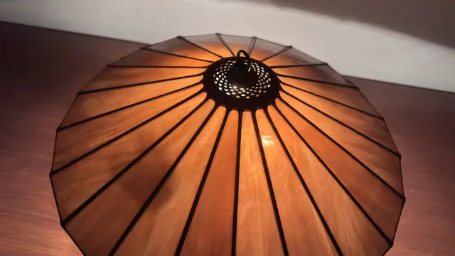 Tiffany-Style Marbled Glass Table Lamp with Ceramic Base - detail