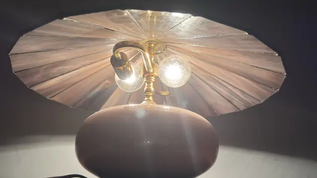 Tiffany-Style Marbled Glass Table Lamp with Ceramic Base - detail