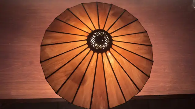 Tiffany-Style Marbled Glass Table Lamp with Ceramic Base - detail