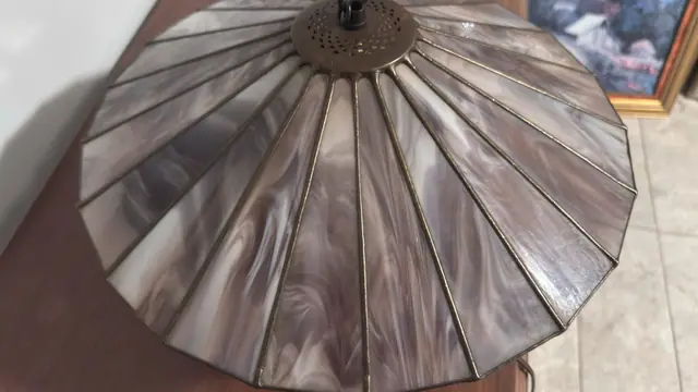 Tiffany-Style Marbled Glass Table Lamp with Ceramic Base - detail