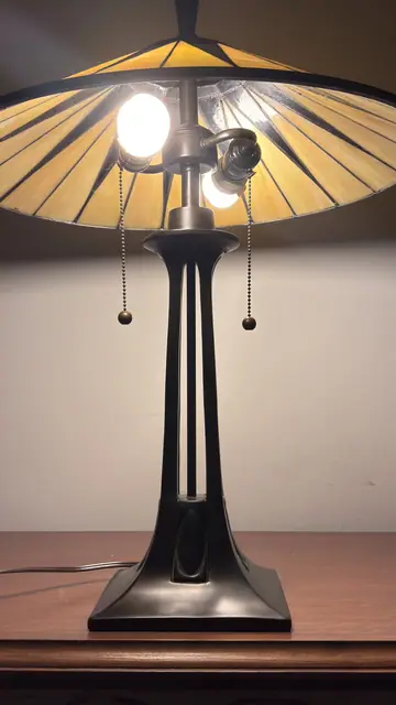Tiffany-Style Mission 'Dark Star' Stained Glass Table Lamp - detail