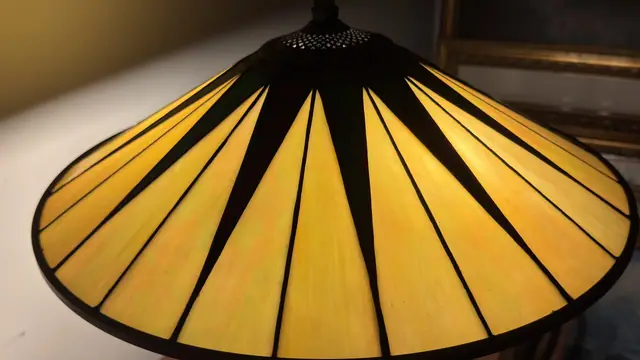 Tiffany-Style Mission 'Dark Star' Stained Glass Table Lamp - detail