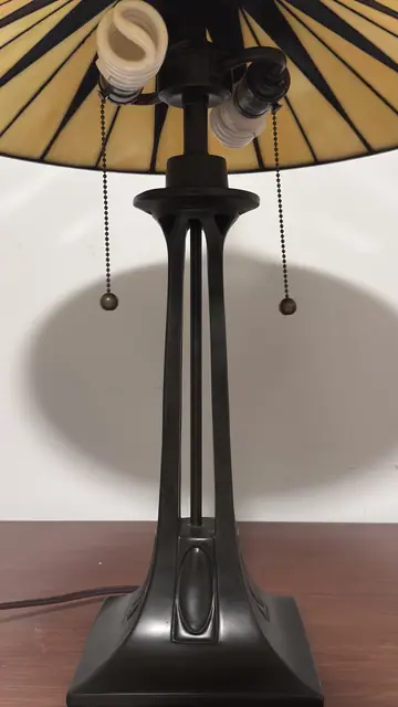 Tiffany-Style Mission 'Dark Star' Stained Glass Table Lamp - detail