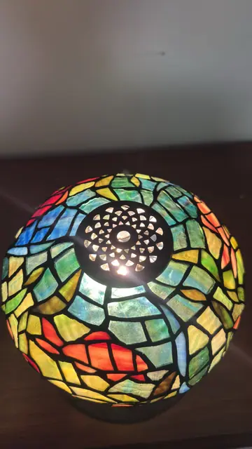Tiffany-Style Mosaic Globe Table Lamp with Tree-Trunk Base - detail