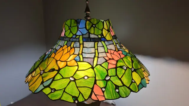 Tiffany-Style 'Pond Lily' Stained Glass Table Lamp - detail