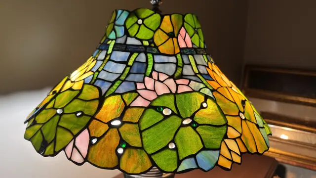 Tiffany-Style 'Pond Lily' Stained Glass Table Lamp - detail