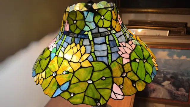 Tiffany-Style 'Pond Lily' Stained Glass Table Lamp - detail