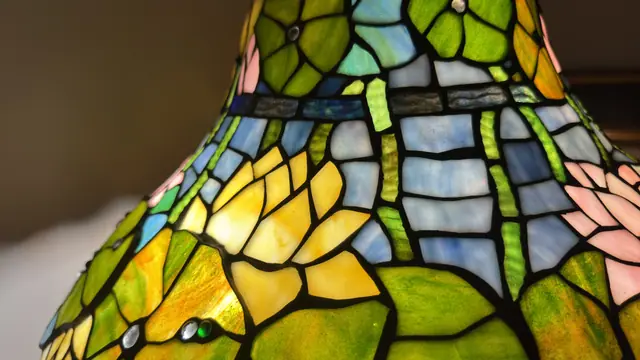 Tiffany-Style 'Pond Lily' Stained Glass Table Lamp - detail