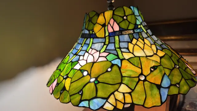 Tiffany-Style 'Pond Lily' Stained Glass Table Lamp - detail