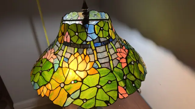 Tiffany-Style 'Pond Lily' Stained Glass Table Lamp - detail