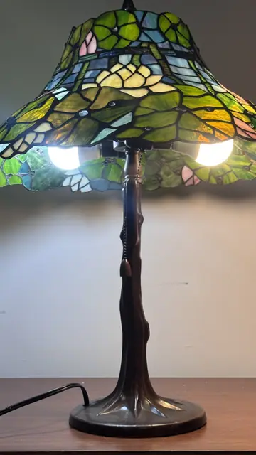 Tiffany-Style Pond Lily Stained Glass Table Lamp - detail