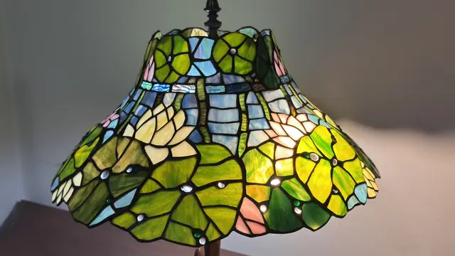Tiffany-Style Pond Lily Stained Glass Table Lamp - detail