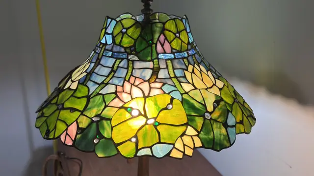 Tiffany-Style Pond Lily Stained Glass Table Lamp - detail