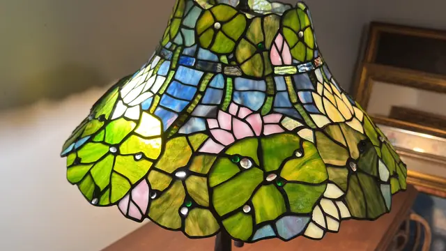 Tiffany-Style Pond Lily Stained Glass Table Lamp - detail