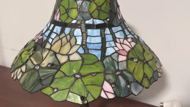 Tiffany-Style Pond Lily Stained Glass Table Lamp - detail