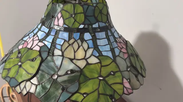 Tiffany-Style Pond Lily Stained Glass Table Lamp - detail