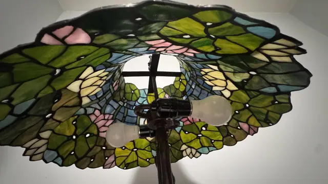 Tiffany-Style Pond Lily Stained Glass Table Lamp - detail