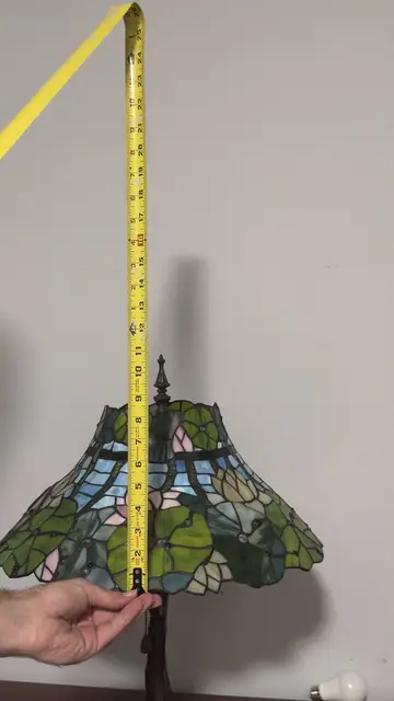 Tiffany-Style Pond Lily Stained Glass Table Lamp - detail