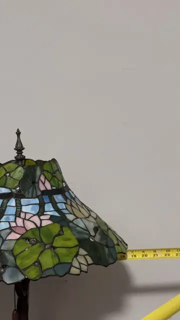 Tiffany-Style Pond Lily Stained Glass Table Lamp - detail