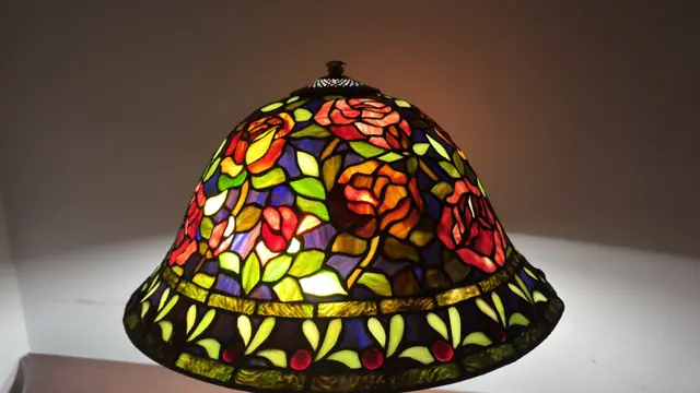 Tiffany-Style Rose Bouquet Stained-Glass Table Lamp - detail