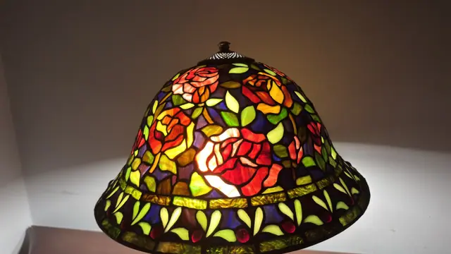 Tiffany-Style Rose Bouquet Stained-Glass Table Lamp - detail