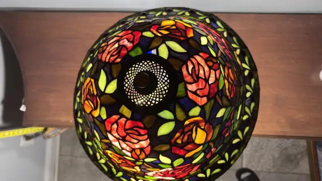 Tiffany-Style Rose Bouquet Stained-Glass Table Lamp - detail