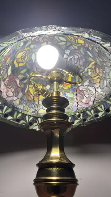 Tiffany-Style Rose Bouquet Stained-Glass Table Lamp - detail