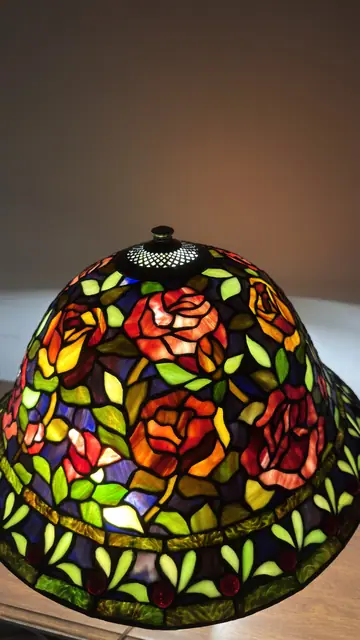 Tiffany-Style Rose Bouquet Stained-Glass Table Lamp - detail