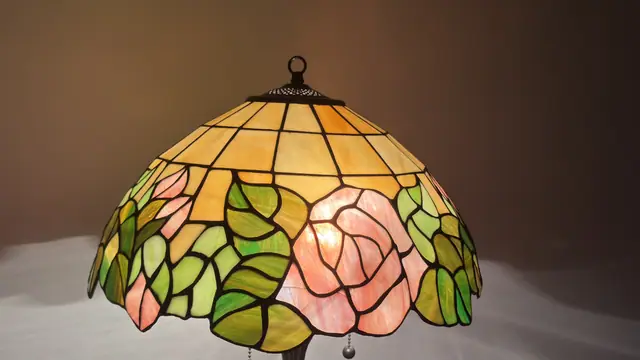 Tiffany-Style Rose Dome Table Lamp - detail