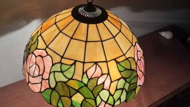 Tiffany-Style Rose Dome Table Lamp - detail
