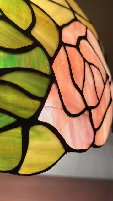 Tiffany-Style Rose Dome Table Lamp - detail