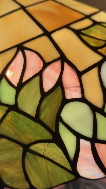 Tiffany-Style Rose Dome Table Lamp - detail