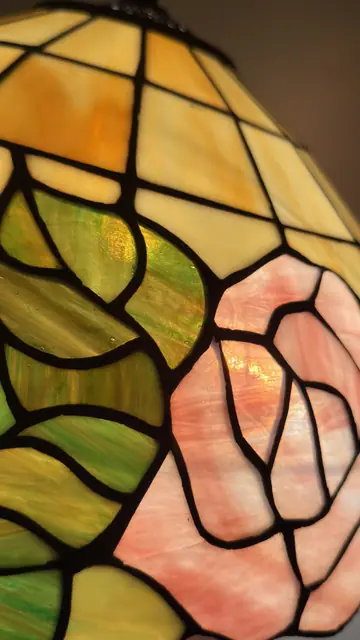 Tiffany-Style Rose Dome Table Lamp - detail