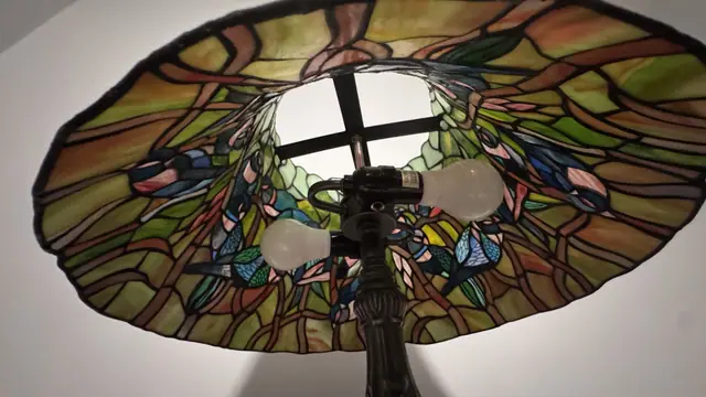 Tiffany-Style Stained-Glass Table Lamp with Birds - detail