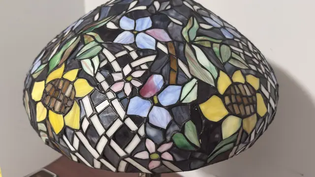 Tiffany-Style Sunflower Stained Glass Table Lamp - detail