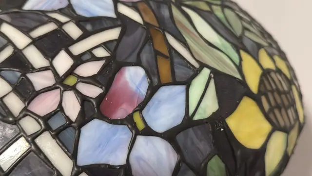 Tiffany-Style Sunflower Stained Glass Table Lamp - detail