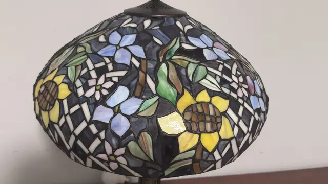 Tiffany-Style Sunflower Stained Glass Table Lamp - detail