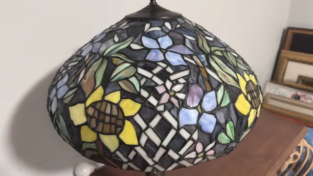 Tiffany-Style Sunflower Stained Glass Table Lamp - detail