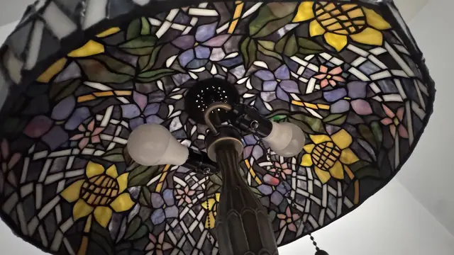 Tiffany-Style Sunflower Stained Glass Table Lamp - detail