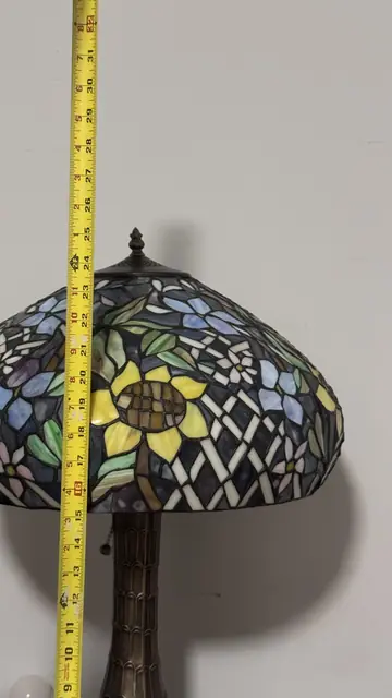 Tiffany-Style Sunflower Stained Glass Table Lamp - detail