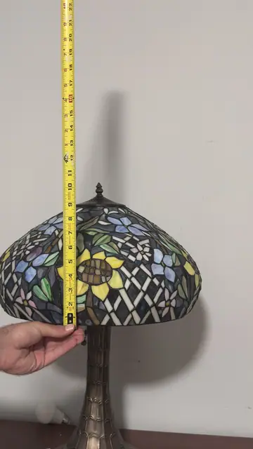 Tiffany-Style Sunflower Stained Glass Table Lamp - detail