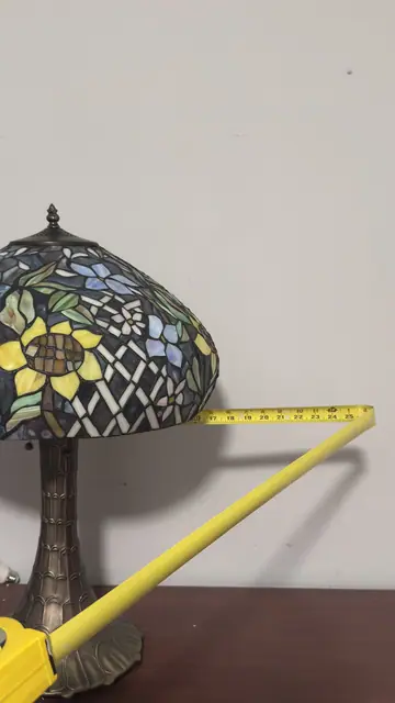 Tiffany-Style Sunflower Stained Glass Table Lamp - detail