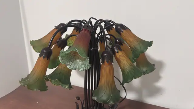 Tiffany-Style Twelve-Light Lily Table Lamp - detail