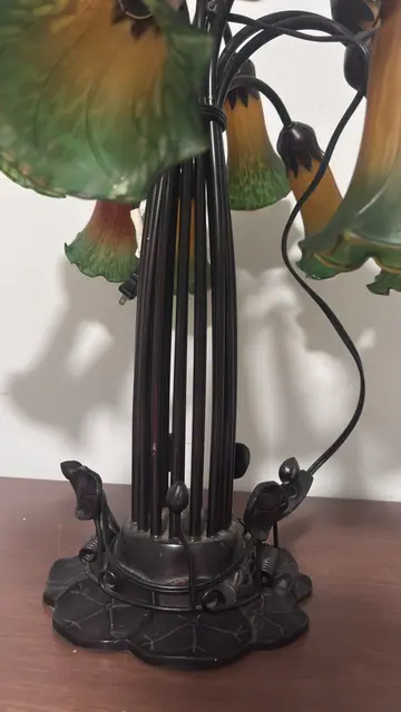 Tiffany-Style Twelve-Light Lily Table Lamp - detail